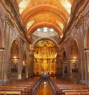 一座有大祭坛和长凳的大教堂