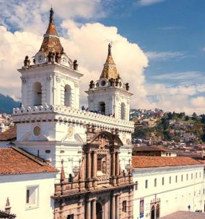 城市顶部的双塔建筑