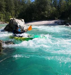 一名男子正在河中划皮划艇