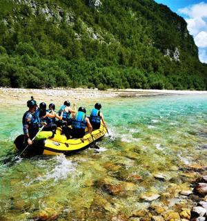 skupina lidí v lodi ve vodě