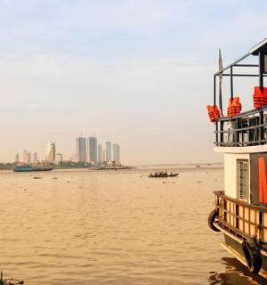 河上的渡船,背景是一座城市