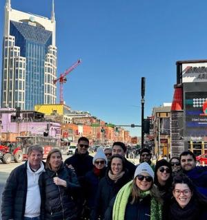 skupina lidí pózujících pro fotografii na městské ulici