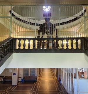 एक इमारत में सीढ़ी का दृश्य