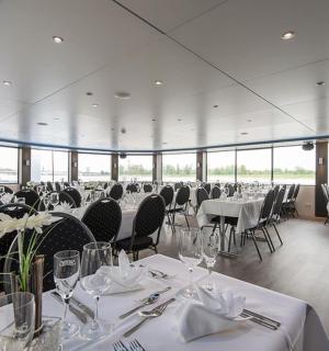 una sala de banquets amb taules i cadires blanques