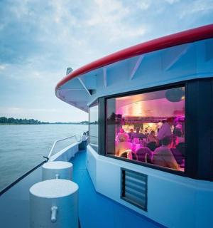 човен з вечіркою на воді