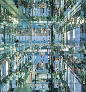 pohled ze skleněné podlahy mrakodrapu