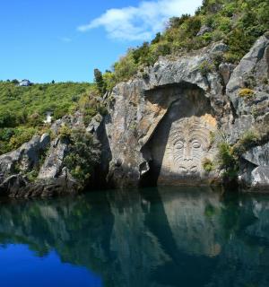 一块巨大的岩石，水里有一张脸