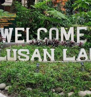 花园中不列颠湖的欢迎标志