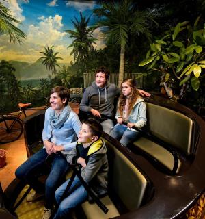 skupina lidí sedících na horské dráze