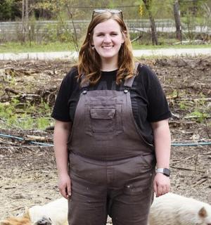 一名妇女站在两只羊旁边