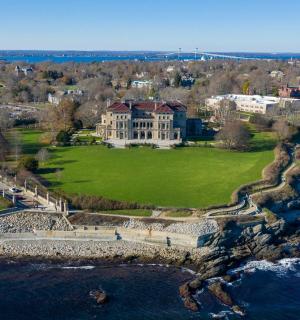 Letecký pohled na velký dům na ostrově ve vodě