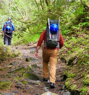 skupina lidí jdoucích po stezce
