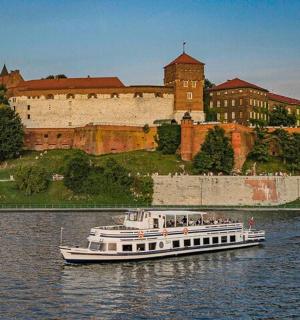 城堡前水中的一艘船