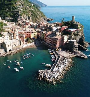 城镇的鸟瞰图,水中停泊着船只