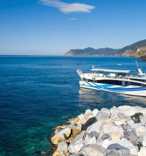 岩石海岸边水中的一艘船