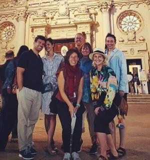 grupa ludzi pozująca przed budynkiem