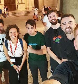 eine Gruppe von Menschen, die in einem Gebäude für ein Foto posieren