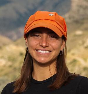 一位戴着橙色帽子的女士正在微笑