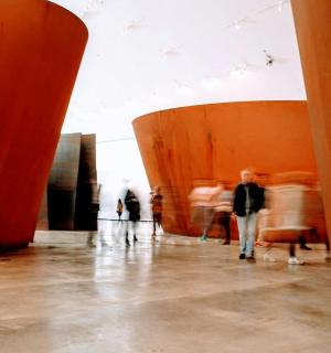 skupina lidí procházejících se muzeem umění