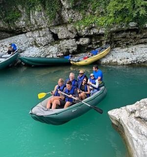 一群人在河上划皮划艇