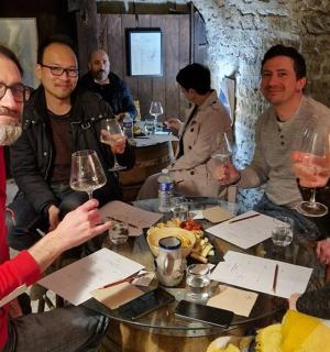 一群人围坐在桌旁，手捧酒杯