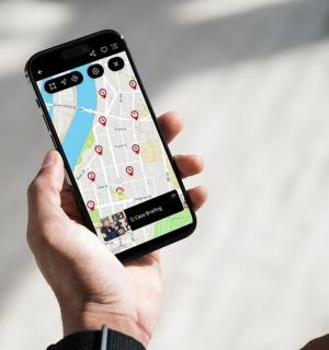 一只手拿着一部带有地图的手机