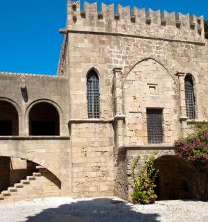 stará cihlová budova s věží a schodištěm