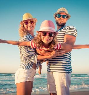 一群人站在海滩上