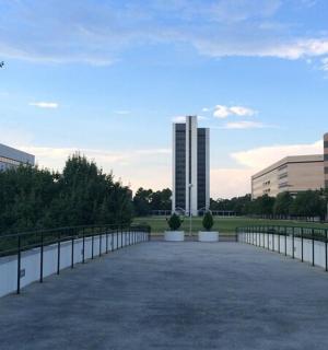 en gangsti foran en bygning med et hegn