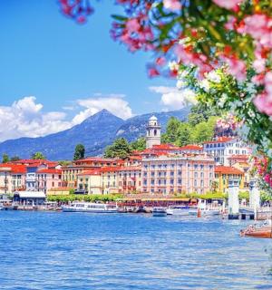 una vista di una città sull'acqua con barche