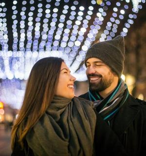 一男一女并排站着