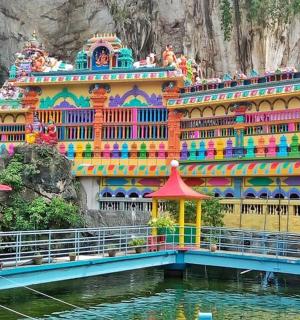 一座横跨水面的大型建筑和一座桥