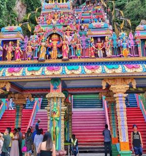 一群人站在寺庙前