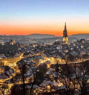日落时分,一座雪中灯火通明的城市