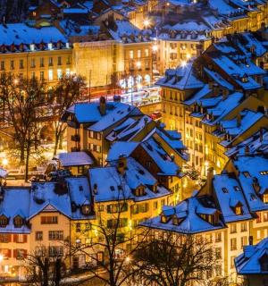 夜晚被白雪覆盖的城市