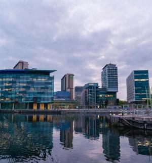 摩天大楼和水域构成的城市天际线