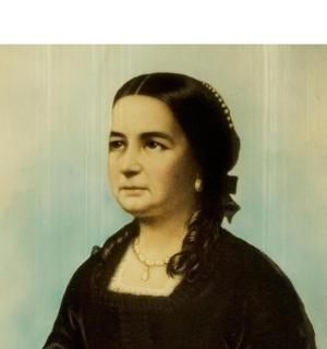 stará fotografie ženy v černých šatech