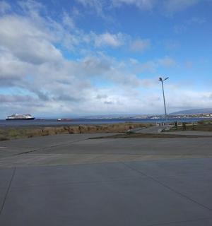 空荡荡的停车场，水中有一艘游轮