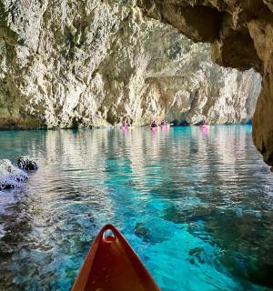 洞穴水中的一艘红色皮划艇