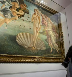 žena si prohlíží obraz v muzeu