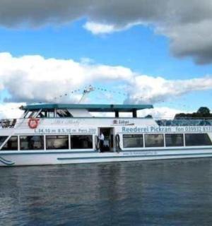 河水中的一艘白色小船