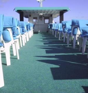 飞机上的一排蓝色椅子