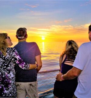 一群人站在游轮上看日落