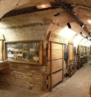 旧火车站的走廊里，人们四处走动