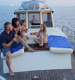 一群人坐在水上的船上