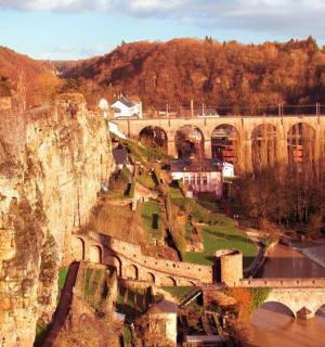 widok na górę z mostem