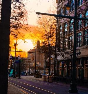 夕阳西下的城市街道