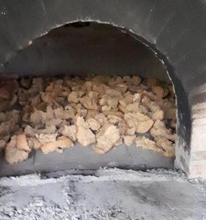 velká hromada jídla v cihlové peci