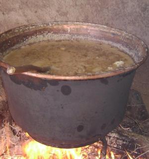 velký hrnec polévky stojící na ohni