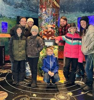 一群人在房间里摆姿势拍照